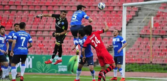  朗斯逆袭登顶改写联赛格局